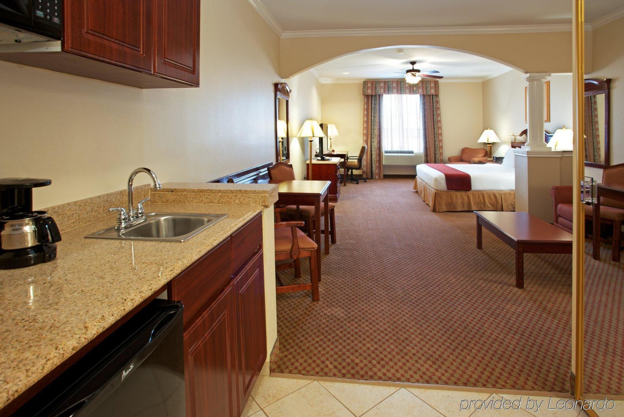 Holiday Inn Express & Suites Houston East By Ihg Экстерьер фото